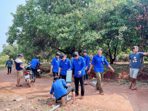 TRIỂN KHAI CÔNG TRÌNH THANH NIÊN “TUYẾN ĐÈN CHIẾU SÁNG” THẮP SÁNG ĐƯỜNG QUÊ