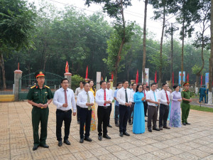 ĐẠI BIỂU HĐND XÃ BÌNH TÂN KHÓA VII DÂNG HƯƠNG TƯỞNG NIỆM CÁC ANH HÙNG LIỆT SỸ TRƯỚC KỲ HỌP THỨ NHẤT