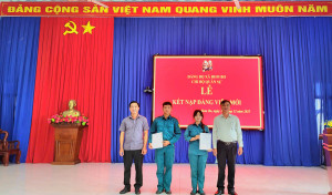 CHI BỘ QUÂN SỰ TỔ CHỨC LỄ KẾT NẠP ĐẢNG VIÊN MỚI