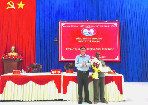 TỔ CHỨC LỄ TRUY TẶNG VÀ TRAO TẶNG HUY HIỆU 40 NĂM TUỔI ĐẢNG