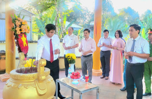 XÃ BOM BO TỔ CHỨC LỄ VIẾNG NHÀ BIA GHI DANH CÁC LIỆT SĨ NHÂN KỶ NIỆM 81 NĂM NGÀY THÀNH LẬP QUÂN ĐỘI NHÂN DÂN VIỆT NAM (22/12/1944 – 22/12/2025).