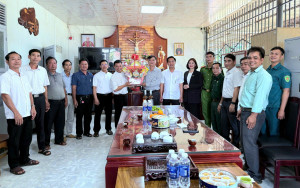 XÃ BOM BO TỔ CHỨC THĂM, TẶNG QUÀ CÁC CƠ SỞ TÔN GIÁO NHÂN DỊP LỄ GIÁNG SINH NĂM 2025