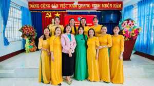 XÃ BOM BO KẾT NẠP NỮ ĐẢNG VIÊN MỚI