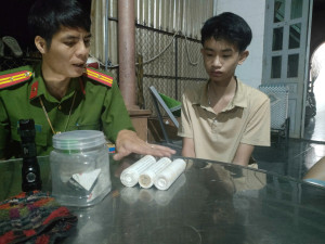 Công an xã Bom Bo: Tăng cường thực hiện cao điểm vận động nhân dân giao nộp vũ khí, vật liệu nổ, công cụ hỗ trợ và phòng ngừa, đấu tranh với các hành vi vi phạm pháp luật về pháo