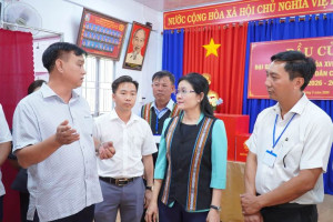 Bà Tôn Ngọc Hạnh - Ủy viên Ban Chấp hành Trung ương Đảng khóa XIV, Phó Bí thư Thường trực Tỉnh ủy, Chủ tịch HĐND tỉnh Đồng Nai kiểm tra công tác chuẩn bị bầu cử tại xã Bom Bo