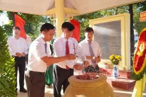 XÃ BOM BO TỔ CHỨC VIẾNG NHÀ BIA GHI DANH CÁC LIỆT SĨ NHÂN DỊP KỲ HỌP THỨ NHẤT HĐND XÃ VÀ TỔNG KẾT CÔNG TÁC BẦU CỬ