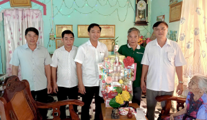Xã Bom Bo tổ chức thăm, tặng quà Mẹ Việt Nam anh hùng Trần Thị Bảy - người có công với cách mạng nhân dịp kỷ niệm 51 năm Ngày Giải phóng miền Nam, thống nhất đất nước (30/4/1975 – 30/4/2026)