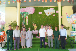 Lãnh đạo xã Bom Bo thăm, chúc mừng các chức sắc Phật giáo nhân dịp Đại lễ Phật đản năm 2026