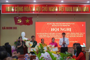 Xã Bom Bo tuyên dương điển hình tiên tiến nhân dịp kỷ niệm...