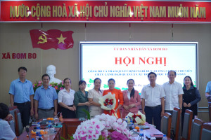 UBND xã Bom Bo công bố quyết định nghỉ hưu hưởng chế độ đối với lãnh đạo các trường học trên địa bàn