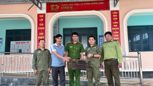 NGƯỜI DÂN XÃ BOM BO BÀN GIAO CÁ THỂ VƯỢN MÁ VÀNG QUÝ HIẾM CHO CƠ QUAN CHỨC NĂNG