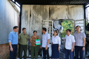CHỦ TỊCH UBND XÃ BOM BO THĂM HỎI, ĐỘNG VIÊN VÀ HỖ TRỢ GIA ĐÌNH CÓ NHÀ BỊ CHÁY TẠI THÔN BOM BO