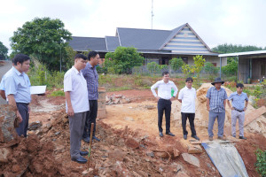 LÃNH ĐẠO XÃ BOM BO KIỂM TRA THỰC TẾ CÁC CÔNG TRÌNH XÂY DỰNG...