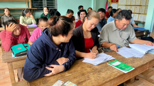 Thành viên Ban đại diện Hội đồng quản trị NHCSXH xã Bom Bo kiểm tra, giám sát hoạt động tín dụng chính sách tại Nhà văn hoá Thôn Bom Bo.