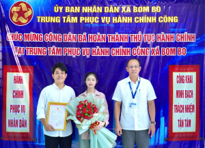 XÃ BOM BO CHÚC MỪNG CÔNG DÂN HOÀN THÀNH THỦ TỤC HÀNH CHÍNH...