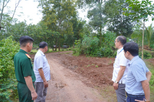 PHÓ CHỦ TỊCH UBND XÃ BOM BO KIỂM TRA CÁC KHU VỰC BỊ ẢNH HƯỞNG DO MƯA LỚN