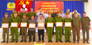 BOM BO KHEN THƯỞNG ĐỘT XUẤT 8 CÁ NHÂN CÓ THÀNH TÍCH CỨU NGƯỜI