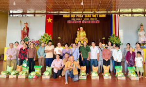 BAN THƯỜNG TRỰC ỦY BAN MTTQ VIỆT NAM XÃ BOM BO TIẾP NHẬN VÀ TRAO TẶNG 80 PHẦN QUÀ CHO BÀ CON CÓ HOÀN CẢNH KHÓ KHĂN