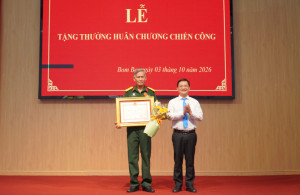 TRAO TẶNG HUÂN CHƯƠNG CHIẾN CÔNG HẠNG BA CHO CÔNG DÂN XÃ BOM BO