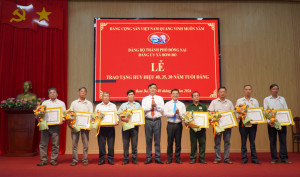 Xã Bom Bo: Trao tặng huy hiệu 40, 35, 30 năm tuổi Đảng