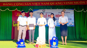 BOM BO: PHÁT ĐỘNG PHONG TRÀO GIỮ VÀ TẶNG SÁCH, ĐỒNG PHỤC CHO EM