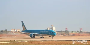 Khoảng 8h40, chuyến bay chính thức đầu tiên của Hãng hàng không quốc gia Việt Nam (Vietnam Airlines) khai thác bằng máy bay Boeing 787 hạ cánh xuống Sân bay Long Thành, trở thành chuyến bay chính thức đầu tiên hạ cánh xuống sân bay này.