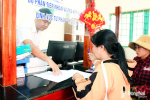 Cán bộ, công chức Trung tâm Phục vụ hành chính công xã Tân Hưng hướng dẫn người dân thực hiện thủ tục hành chính. Ảnh: Hồ Thảo