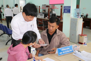 Chủ tịch UBND xã Bù Đăng - Nguyễn Thanh Tùng hướng dẫn công dân nộp hồ sơ trực tuyến tại Trung tâm phục vụ hành chính công