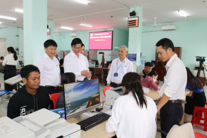 Lãnh đạo xã Bù Đăng thăm, động viên công chức, người lao động Trung tâm phục vụ hành chính công xã Bù Đăng