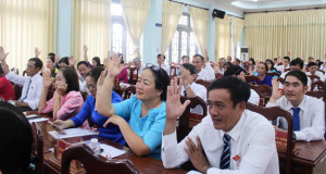 Đại biểu HĐND xã biểu quyết thông qua Nghị quyết của HĐND xã