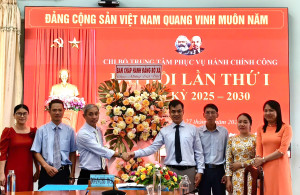 UVBTV Đảng ủy, Phó Bí thư Đảng ủy UBND xã, Phó Chủ tịch UBND xã Bù Đăng - Trần Xuân Hiển (Thứ 4 từ phải sang) tặng hoa, chúc mừng Đại hội Chi bộ Trung tâm phục vụ hành chính công