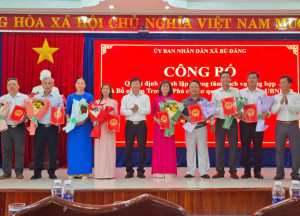 Chủ tịch UBND xã Bù Đăng - Nguyễn Thanh Tùng trao quyết định bổ nhiệm Trưởng, Phó các Phòng chuyên môn và Trung tâm