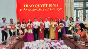 Chủ tịch UBND xã Nguyễn Thanh Tùng cùng các Phó Chủ tịch UBND xã trao quyết định và hoa chúc mừng Ban Giám hiệu 5 trường Tiểu học