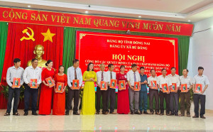 Trưởng Ban xây dựng Đảng - Đảo Thị Quế trao quyết định thành lập các Chi bộ thôn/khu phố (Ảnh Lê Hương)