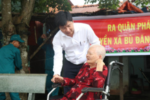 Chủ tịch UBND xã Bù Đăng Nguyễn Thanh Tùng thăm hỏi bà Huỳnh Thị Mười.