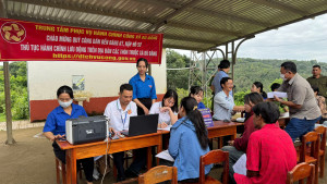 Toản cảnh buổi hướng dẫn, hỗ trợ tiếp nhận và giải quyết thủ tục hành chính lưu động tại Thôn 2, xã Bù Đăng