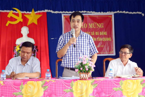 Ông Trần Xuân Hiển- Phó Chủ tịch UBND xã, phát biểu gợi ý để Nhân dân thảo luận