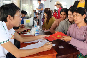 Công chức Trung tâm phục vụ hành chính công tư vấn tách thửa, thừa kế cho công dân tại Nhà Văn hóa thôn Tân Quang, xã Bù Đăng