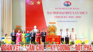 Ủy viên Ban Thường vụ Tỉnh ủy, Chủ nhiệm Ủy ban Kiểm tra Tỉnh ủy Đồng Nai Trần Trung Nhân và Tỉnh ủy viên, Phó Chủ tịch UBND tỉnh Đồng Nai Hồ Văn Hà trao lẵng hoa của Tỉnh ủy - HĐND - UBND - Ủy ban MTTQ Việt Nam tỉnh và bức trướng của Ban Chấp hành Đảng b