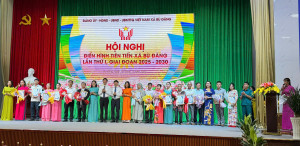 Lãnh đạo xã Bù Đăng chúc mừng các tập thể, cá nhân được tuyên dương