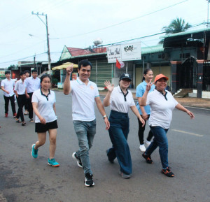 Phó Chủ tịch UBND xã Bù Đăng - Trần Xuân Hiển tham gia hưởng ứng chương trình " Hành trình 1 tỷ bước chân tiến vào kỷ nguyên mới" (Ảnh Mỹ Hiệp)