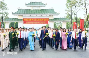 Lãnh đạo tỉnh và đoàn đại biểu dự Đại hội đại biểu Đảng bộ tỉnh Đồng Nai lần thứ I, nhiệm kỳ 2025-2030 viếng, dâng hương, báo công tại Nghĩa trang liệt sĩ tỉnh (phường Long Bình). Ảnh: Công Nghĩa