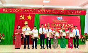 Lãnh đạo xã Bù Đăng trao huy hiệu Đảng cho các Đảng viên đợt 2/9