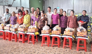 PCT UBMTTQVN xã Bù Đăng - Nguyễn Thế Chung (Thứ 6 từ phải sang trái) tặng quà cho các hộ dân