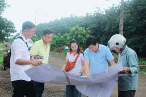 Bù Đăng: Chủ tịch UBND xã khảo sát hạ tầng giao thông tại thôn Hưng Phú