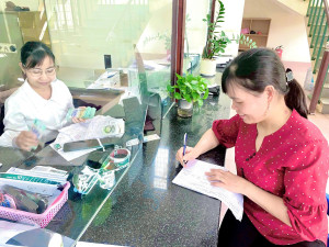 Chị Nguyễn Thị Thu Hương vui mừng khi được tiếp cận nguồn vốn ưu đãi từ chương trình STEM