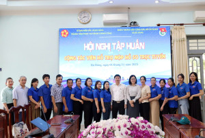 Chủ tịch UBND xã Bù Đăng - Nguyễn Thanh Tùng (Thứ 11 từ trái sang phải) động viên Đoàn viên thanh niên Tổ hỗ trợ cộng đồng