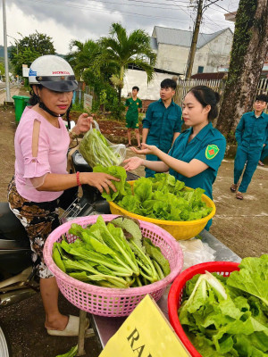 BAN CHQS XÃ BÙ ĐĂNG TỔ CHỨC GIAN HÀNG "RAU SẠCH 0 ĐỒNG" - ẤM ÁP TÌNH QUÂN, DÂN