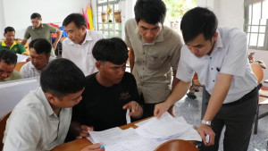 Phó Chủ tịch UBND xã Bù Đăng - Trần Xuân Hiển (Bìa phải) tuyên truyền, vận động các hộ dân bàn giao mặt bằng Dự án Đường cao tốc Bắc - Nam đoạn qua xã Bù Đăng