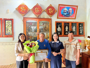TRAO HUY HIỆU ĐẢNG TẠI NHÀ CHO ĐẢNG VIÊN CAO TUỔI
